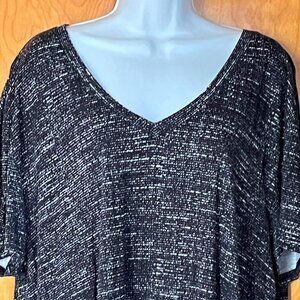Old Navy Women's black top white and grey graphics - XL